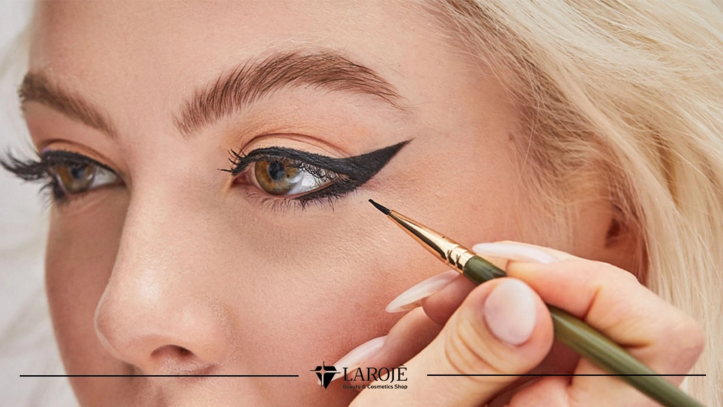 بهترین برند خط چشم ۲۰۲۵-خط چشم کشیدن خانومی