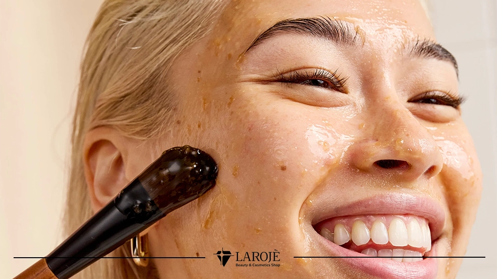 راهنمای خرید ماسک صورت-زنی در حال زدن ماسک