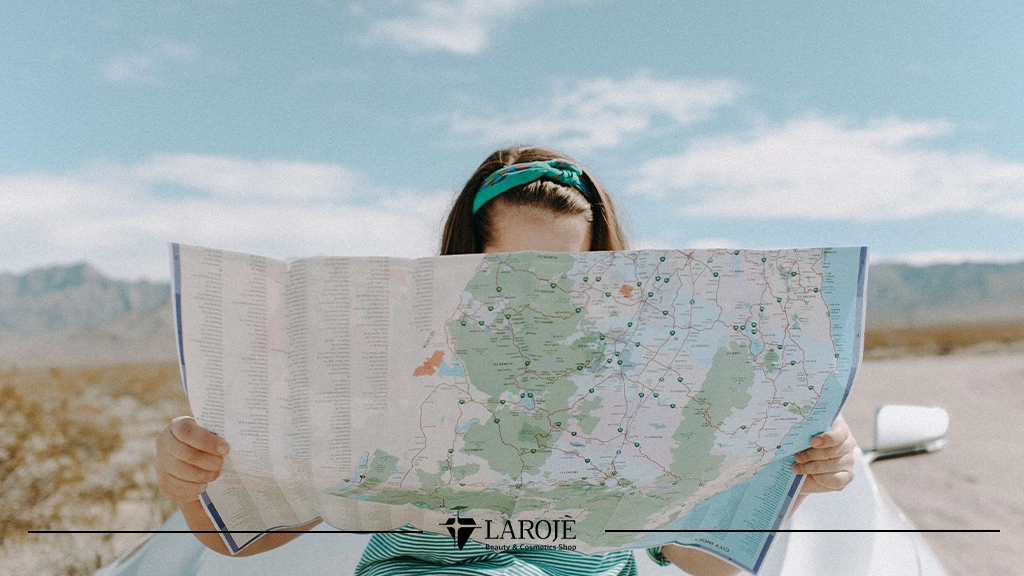 مراقبت از پوست در سفر-نقشه سفر در دست دختری